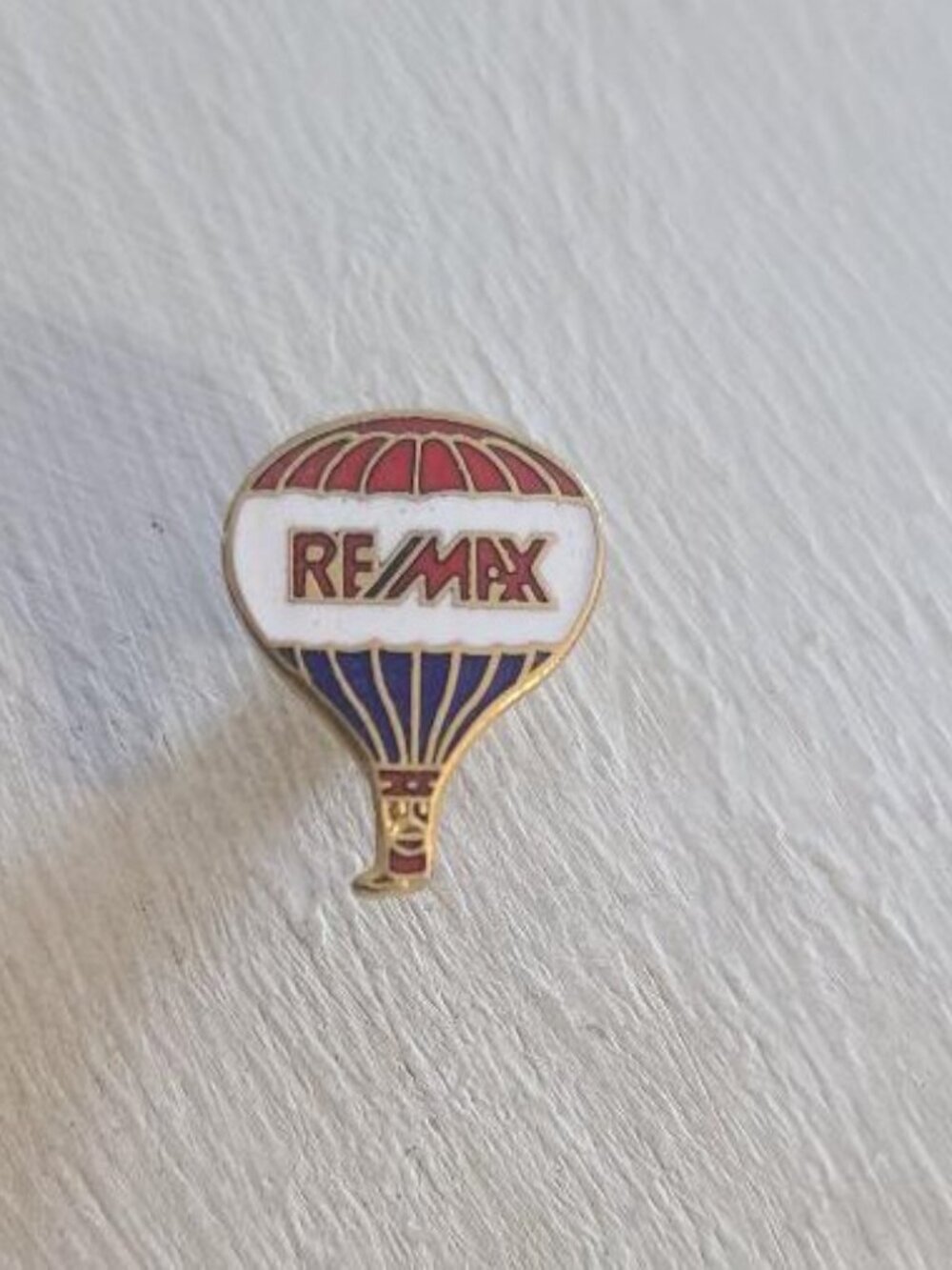 REMAX RE/MAX Real Estate Agency Vintage Realtor Hot Air Balloon Lapel Pin Badge